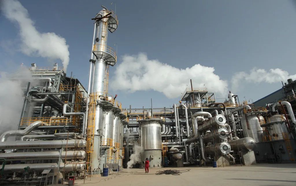 按 VOCs 的化學(xué)結(jié)構(gòu)，可將其進(jìn)一步分為 8 類(lèi)：烷烴類(lèi)、芳香烴類(lèi)、烯烴類(lèi)、鹵代烴類(lèi)、酯類(lèi)、醛類(lèi)、酮類(lèi)和其他化合物。從環(huán)保意義上講，主要指化學(xué)性質(zhì)活潑的那一類(lèi)揮發(fā)性有機(jī)物。常見(jiàn)的 VOCs有：苯、甲苯、二甲苯、苯乙烯、三氯乙烯、三氯甲烷、三氯乙烷、二異氰酸酯（TDI）、二異氰甲苯酯等。